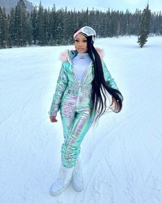 Silver Moon Boots Outfit, Snow Suit Outfit, Moon Boot Ski Outfit, Moon Boots Stylish, Ski Outfits For Women Moon Boots, Jayda Wayda Moon Boots, Silver Moon Boots, Moon Boots With Fur