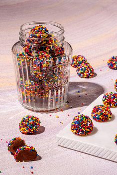 Prépare la meilleure recette de boules au chocolat enrobées de billes arc-en-ciel! C'est l'idéal pour concocter de délicieux cadeaux chocolatés!