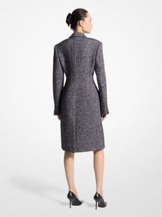 Softly structured and meticulously tailored in Italy, this herringbone tweed coat features lightly padded shoulders, a double-breasted closure and a carved-out waistline for feminine definition. An ideal outer layer for work and evening alike, it looks smart teamed with a timeless top-handle bag and pointed-toe pumps, as seen on our Fall/Winter 2024 runway. Feminine Definition, 2024 Runway, Herringbone Tweed, Tweed Coat, Fall Winter 2024, Michael Kors Collection, Winter 2024, Handle Bag, Herringbone