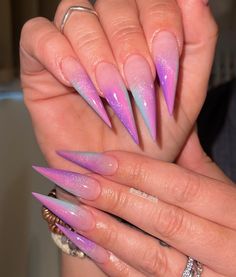 Ombre Stiletto Nails Long, Rainbow Stiletto Nails, Colorful Stiletto Nails, Ombre Holographic Nails, Purple Stiletto Nails Design, Purple Stiletto Nails, Summer Stiletto Nails, Unicorn Nails Designs, Acrylic Nails Stiletto