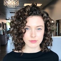 Curly Layered Bob Haircuts, Collar Length Curly Hair, Curly Hair Round Face Plus Size, Different Ways To Roll A Perm, Shoulder Length Curly Haircuts For Women, Hair Cuts For Thinner Curly Hair, Medium Length Curly Haircut With Layers, Kręcony Bob, White Hairstyles