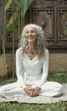 Myra of Hale Pule wears Indigo Luna yoga clothes. Older Yoga Woman, Yoga For Aging, Anthropologie Lookbook, Healing Women, Yoga Woman, I Am Tired, Am Tired, Ayurveda Yoga, Aging Beauty