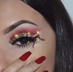 Gold Bells and Christmas Ribbon with Glowing Golden Eyeshadows #Christmas #makeup #beauty #trendypins Makijaż Smokey Eye, Elegant Makeup, Holiday Makeup, Christmas Makeup, Creative Eye