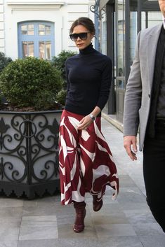 Victoria Beckham in her own design Viktoria Beckham, Victoria Beckham Vogue, Victoria Beckham Outfits, Beckham Style, Victoria Beckham Style, Best Casual Outfits, Victoria B, Body Conscious, Celebrity Street Style