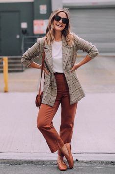 Plaid Blazer Outfit, Look Office, Blazer Outfits For Women, Business Casual Outfits For Women, Business Casual Outfits For Work, Brown Pants, Business Outfit, Women Outfits, Blazer Outfits