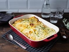 Wirsing-Kartoffel-Auflauf mit Hack | Rezept | Kitchen Stories Cabbage With Ground Beef, Cabbage Gratin, Spinach Bake, Braised Cabbage, Ground Beef And Potatoes, Multi Cultural, Cabbage Casserole, Savoy Cabbage, Beef And Potatoes