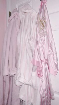 Victoria Secret Robe Aesthetic, Victoria Secret Sleepover, Ryleigh Aesthetic, Victoria’s Secret Aesthetic, Pink Girly Things Princesses, What's In My Backpack, In My Backpack, My Backpack