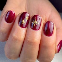 Маникюр Dark Red Nails With Accent Nail, Short Nails Ideas Gold, Berry And Gold Nails, Burgundy Nails With Gold Design, Short Red Gel Nails Ideas, Red Nail Designs Prom Short, Short Red Nail Designs Gel, Red Nails With Gold Stars, Red And Gold Short Nails