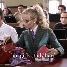 #girlblog #whisper #school #study Elle Woods College Aesthetic, Elle Woods Vibes, Elle Woods Vision Board, Elle Woods School Aesthetic, Vision Board Back To School, In My Nerd Era, Study Elle Woods, Study Motivation Elle Woods, Elle Woods Style