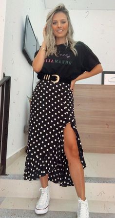 Polka Dot Skirt Outfit, Dot Skirt Outfit, Details Outfit, Sneaker Outfits Women, Long Skirt Outfits, Fashion And Beauty Tips, Looks Chic, Mom Outfits, Mode Inspiration