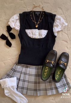 Milkmaid Shirt, Look 80s, Fashion Coquette, Coquette Fashion, Skirt Ruffle, Gucci Loafers, Plaid Pleated Skirt, Lace Socks, Swaggy Outfits