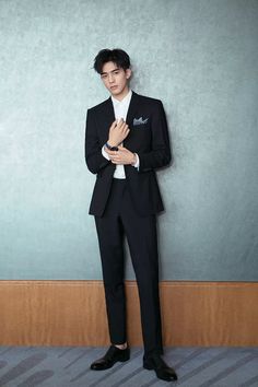 Pose Reference Standing Male, Men Fashion Suit, Pose Pengantin, Lawyer Outfits, Song Weilong, Professional Wardrobe Essentials, Song Wei Long, Lawyer Outfit, Fashion Model Poses