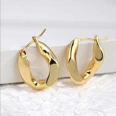 Brand New Women's Twisted Gold Oval Hoops Genuine 14k Gold Plated Sterling Silver .8" Tall .6" Wide Retail Price $300 Buy With Confidence From A Trusted Seller With A 99%+ Feedback Rating! A0223 (Id-1339-) Trendy Oval Hoop Earrings As Gift, Trendy Oval Hoop Earrings For Gifts, Trendy Oval Metal Hoop Earrings, Chic Gold Oval Hoop Earrings, Trendy Oval Hoop Earrings, Oval Hoop Earrings, Ar Accessories, Walker Boots, Gold Plated Sterling Silver