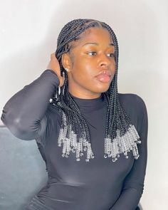 Short Knotless Braids Without Beads, Knotless Braids Short With Beads, Black Knotless Braids With Beads, Short Beaded Braids, Short Knotless Box Braids With Beads, Carnival Hairstyle, Short Knotless Braids Hairstyles, Knotless Braids With Beads Hairstyles, Knotless Box Braids With Beads