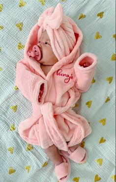 Wrap your little princess in a world of luxury with this enchanting hooded bathrobe. Crafted from exquisitely soft material, it cocoons your baby in comfort during spa, bath, or pool adventures. Tailored for babies aged 0-8 months, it stands as the epitome of dreamy baby essentials and the perfect gift for any baby shower. This set includes the robe, hair wrap and slippers. Every detail of this enchanting robe, from its self-tie closure to the elastic-heeled slippers and charming headwrap, adds Reborn Dolls Silicone, Hooded Bathrobe, Baby Bath Robe, Baby Robes, Cadeau Baby Shower, Custom Baby Gifts, Unique Baby Gifts, Pool Time, Gift Newborn