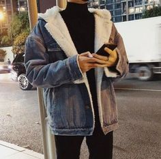 Trendy Winter Fashion, Mens Fashion Denim, Men's Denim Style, Casual Denim Jacket, Winter Mode, Korean Fashion Trends, Denim Jacket Men, Mens Winter Fashion, Korea Fashion