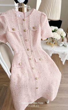 Pink Dress Chanel, Chanel Inspired Dress, Vestidos Chanel, Brunch Dress Outfit, Chanel Tweed Outfit, Chanel Tweed Dress, Chanel Skirt, Chanel Tweed, Chanel Dress