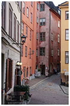 an alley way with several buildings in the background