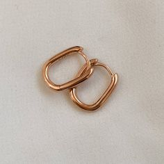 Rose Gold Oval Chain Link Huggie Hoops Brand New! Features Sterling Silver (S925 Stamp), Rose Gold Plating, Dainty Oval Shape, And Small Huggie Earring Style. Comes With Little Brown Gift Box 4787 Vintage Gold Earrings, Pearl Chandelier, Huggie Earring, Ear Jacket Earring, Earring Jackets, Animal Earrings, Triangle Earrings, Beaded Hoop Earrings, Beaded Dangle Earrings