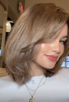 Light Brown Hair Short, Light Brown Short Hair, 90s Layered Bob, Hair Cuts Oval Face, Light Brown Bob, Short Light Brown Hair, Hairstyles With Curled Hair, Easy Hairstyles For Thick Hair, Ponytail Hairstyles Easy