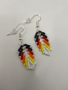 Beaded Feather Earrings, Native American Beadwork Earrings, Indigenous Style, Beaded Feather, Seed Bead Jewelry Patterns, Beaded Jewelry Earrings, Stitch Earrings, Beaded Earrings Diy, Beading Crafts