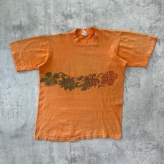 (Refer to measurements below for sizing not tagged size) Measurements: pit to pit-19" length-23.5" Retro Orange Crew Neck T-shirt, Retro Short Sleeve T-shirt With Vintage Print, Vintage Orange Short Sleeve T-shirt, Acid Wash Short Sleeve T-shirt With Vintage Print, Acid Wash Vintage T-shirt With Vintage Print, Vintage Crew Neck T-shirt With Screen Print, Vintage Acid Wash Short Sleeve T-shirt, Retro Acid Wash Short Sleeve T-shirt, Vintage Acid Wash T-shirt With Short Sleeves