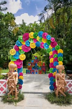 an archway made out of paper plates and flowers