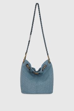 Relaxes denim bucket bag style handbag with lux mixed meetal hardware. Boho, effortless, and chic. Denim Bucket Bag, Bucket Bag Style, Timeless Wardrobe Staples, Shoe Size Conversion, Luxury Linen, Glam Fashion, Boho Chic Fashion, Chain Strap, Rebecca Minkoff