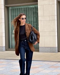 Suede Aesthetic, Brown Fall Outfits, Dark Denim Jeans Outfit, Simple Fall Outfits Casual, Fall Outfit Women, Outfit Stockholm, Sweater Off Shoulder, Suede Jacket Outfit, Brown Outfits