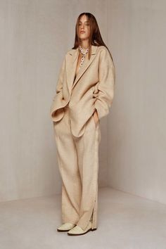 MM6 Maison Margiela Pre-Fall 2016 Collection Photos - Vogue Beige Suit, Fall Fashion 2016, Classy Fashion, 2018 Fashion, Business Outfit, Mode Inspo, Sporty Chic, Mm6 Maison Margiela