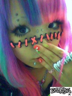 グロかわ覧 #gurokawa #gurokawaii #jfashion #harajuku Gurokawa Aesthetic, Harajuku Art, Kawaii People, Harajuku Makeup, Beatiful People, Face Paint Makeup, Hair Chalk, Photographie Portrait Inspiration