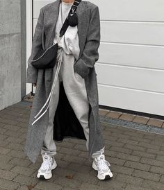 Grey Jogging Pants Outfit, Trenchcoat Outfit, Mode Dope, Jogging Style, Looks Hip Hop, Tracksuit Outfit, Cozy Coats, Hijab Styles, Looks Street Style