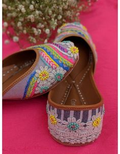 Traditional Shoes, Diy Slippers, Coat Women Fashion, Girly Shoes, Elegant Shoes