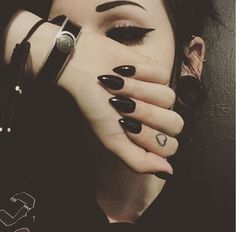 moni971214: “ Untitled | via Tumblr a We Heart It-on - http://weheartit.com/entry/203661894 ” Gorgeous Goth Style! Dipped Nails, Beauty Nails, How To Do Nails, Short Nails