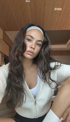 Christina Nadin, Natural Makeup Looks, 가을 패션, Up Girl, Mode Inspiration, Dark Hair, Pretty Hairstyles, Maquillaje De Ojos, Hair Looks