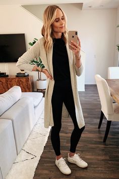 Black Jeans Cardigan Outfit, Black Outfit With Cardigan, Leggings Long Cardigan Outfit, Outfits With Cream Cardigan, Leggings And Long Cardigan Outfit, Cream Long Cardigan Outfit, What To Wear With Black Jeans Casual, Styling Long Cardigans, Long Cardigan Outfit Spring