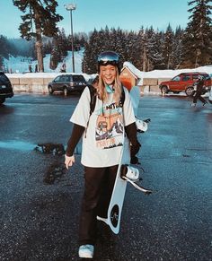 Snowboarding Style Outfits Women, Snowboard Style Womens, Girl Snowboarding Outfits, Snowboard Girl Aesthetic, Snow Boarding Outfits Woman, Snowboard Outfit Women, Snowboarding Fits, Snowboarding Photos, Snowboard Fit