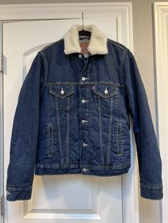 Levis Sherpa Denim Button Up Trucker Jacket Dark Blue. Color is best represented in the second picture. This jacket is dark denim Denim Sherpa Jacket Outfit, Sherling Jacket, Levis Sherpa, Levi Jean Jacket, Denim Sherpa Jacket, Dark Denim Jacket, Dark Indigo, Dark Blue Color, Picture This