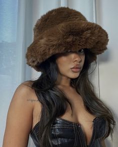 Fur Hat Outfit, Brown Fur Hat, Hat Outfit Winter, Ammika Harris, Fluffy Hat, Hat Aesthetic, Soul Ties, Hat Outfit, Foto Ideas Instagram