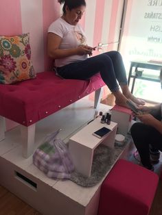 Small Space Pedicure Station, Diy Pedicure Station Platform, Pedicure Platform Diy, Pedicure Area Ideas, Small Pedicure Station Ideas, Pedicure Set Up Ideas, Pedicure Station Ideas, Desain Salon Kuku, Beauty Salon Uniform Ideas