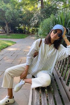 Emelie Lindmark, Alledaagse Outfit, Instagram London, London Shopping, Veja Sneakers, Person Sitting, Style Photo, Stil Inspiration, Clipuri Video