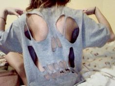 Skull Cutout, Upcycle Clothes Diy, Under Your Spell, Diy Clothes Design, Lindsay Lohan, Skull Shirts, Swaggy Outfits, Mode Inspo, Cut Shirts