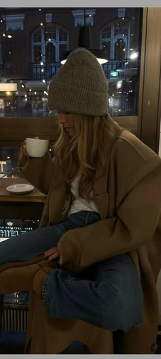 Beanie Outfit Winter, Turtleneck Under, Beanie Outfit, Fashion Forward Outfits, Cold Weather Outfit, Uggs Outfit, Personal Identity, Winter Mode, Trendy Winter