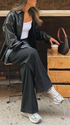 That girl aesthetic | outfit inspiration | autumn and winter outfits | leather jacket | new balance dad’s shoes | Hailey Bieber street wear | Kendal Jenner style inspired | back to school / campus outfit | main character Looks Pinterest, Fashion 90s, 90's Fashion, Leather Jacket Outfits, Online Shops