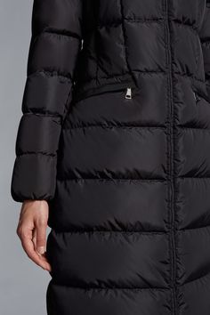 Sporty and elegant, the Avocette down coat encapsulates the Moncler woman's aesthetic. Water-repellent nylon technique provides protection, while longue saison lining adds lightness to the long puffer jacket. An adjustable hood and zipped pockets enhance practicality. Aesthetic Water, Long Down Jacket, Personalized Jacket, Vests For Women, Long Puffer Jacket, Outdoor Trekking, Moncler Women, Long Puffer, Down Jackets