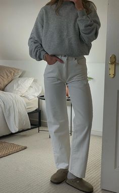 White Carpenter Pants Outfit, Style Inspiration Autumn, White Jeans Outfit Winter, Amy Ward, Outfit Style Inspiration, Balance Outfit, Chill Fashion, Boston Outfits, White Jeans Winter