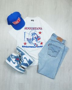 Outfit Streetwear Vintage T-shirt Single Stitch Flat Lay #Outfit #Vintage #Jordan1 #FlatLay #Streetwear #Levis501 #Obey #Denim #OutfitIdea Outfit Grid Streetwear, Flatlay Photography Clothing, Flat Lay Photography Fashion, Jordan 1 Outfit, Creative Fashion Photography, Clothing Studio