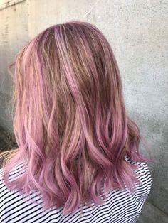 Dirty Blonde Pink Highlights, Peachy Pink Hair, Blonde With Pink, Hair Arrange, Hair Color Pink, Hair Affair, Hair Stylist Life, Hair Dye Colors