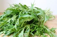 some green leaves are laying on a table