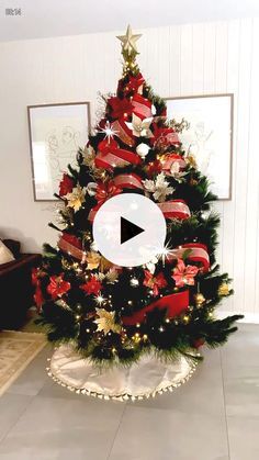 Decorating With Ribbon, Grinch Christmas Tree Topper, Gold Christmas Tree Ideas, Christmas Tree Flowers, Outdoor Decoration Ideas, Christmas Tree Village, Diy Christmas Tree Topper, Grinch Christmas Decorations, Flocked Christmas Trees Decorated